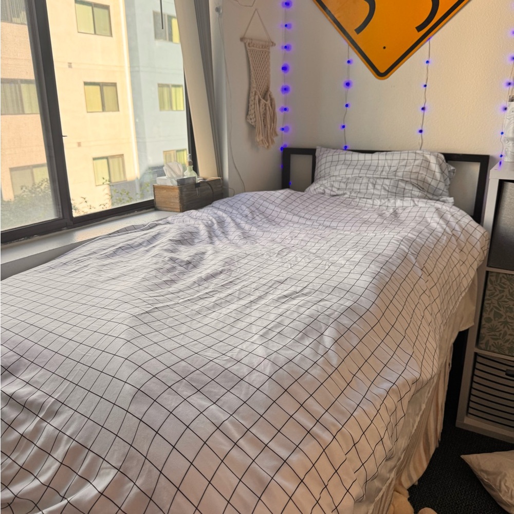 Grid Pattern White Bedding Set